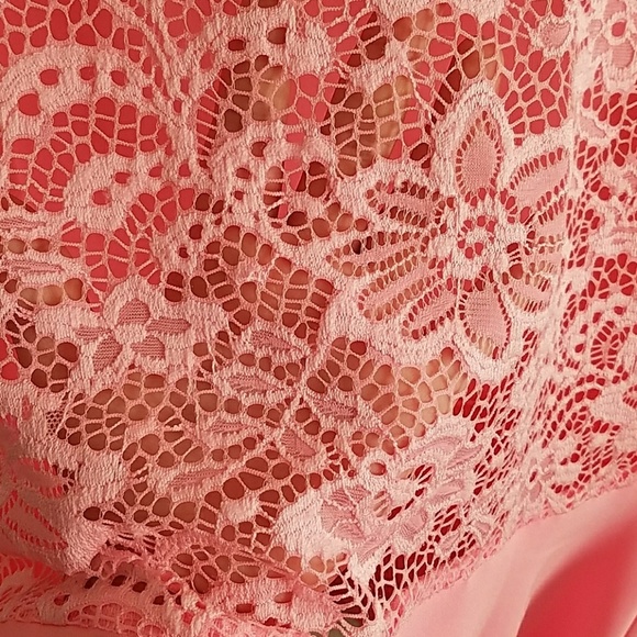 A pink top - Picture 3 of 3